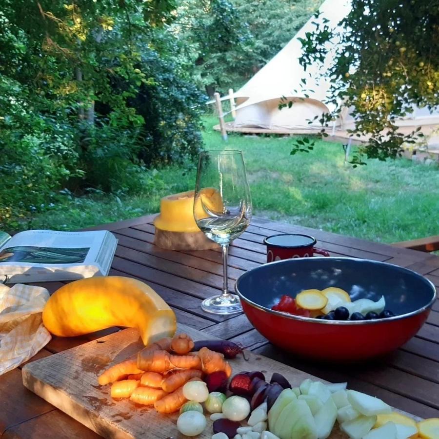 Glamping v Sadu Hotel Sadská Buitenkant foto