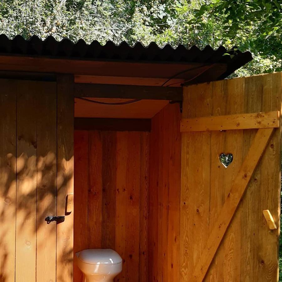 Glamping v Sadu Hotel Sadská Buitenkant foto